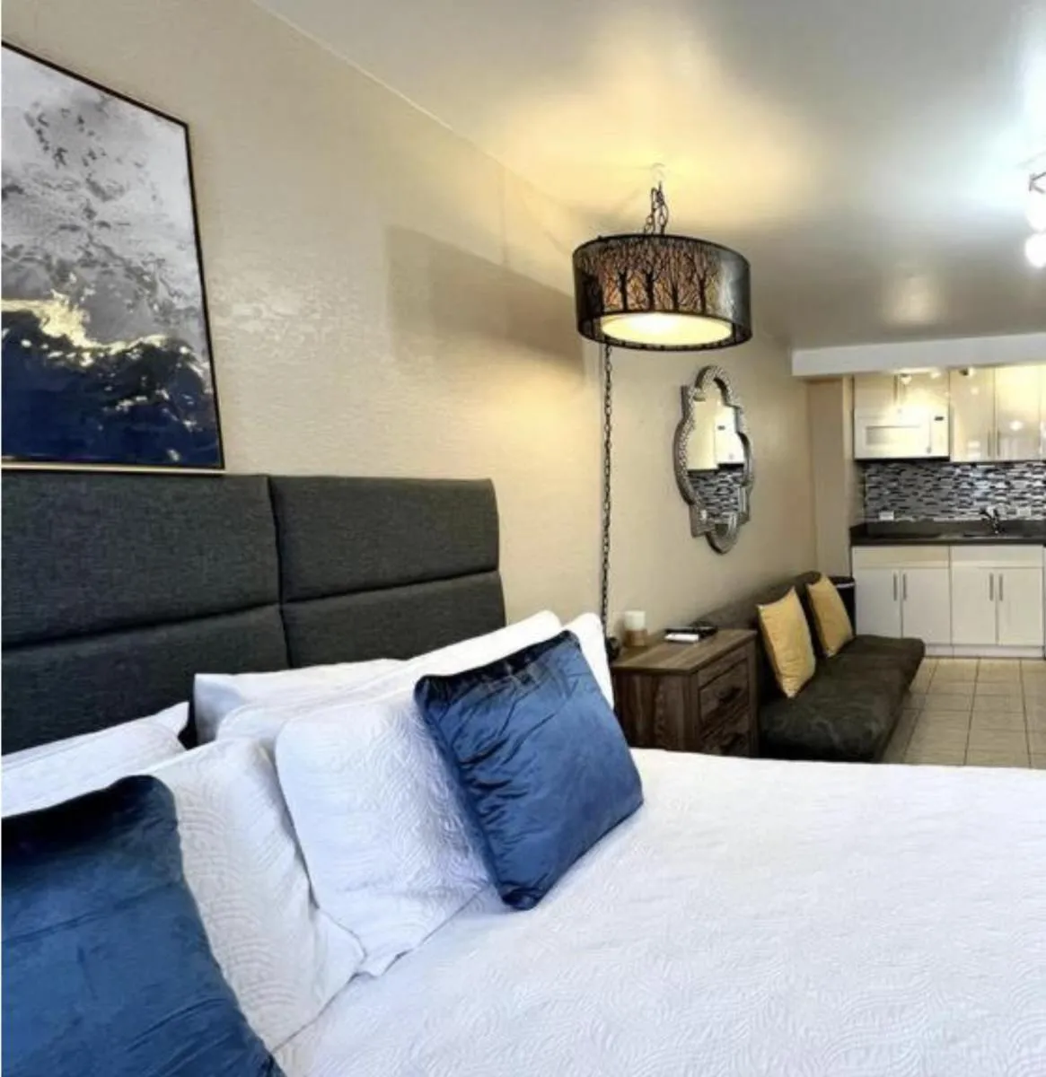 Image 4 of KING BED, Spacious, Legal, VIEW