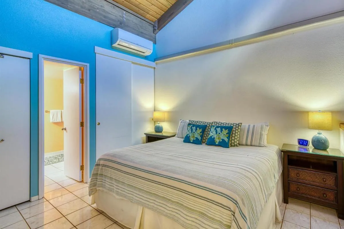 Image 4 of Kamaole Sands 7-406, Courtyard & Ocean Views, AC
