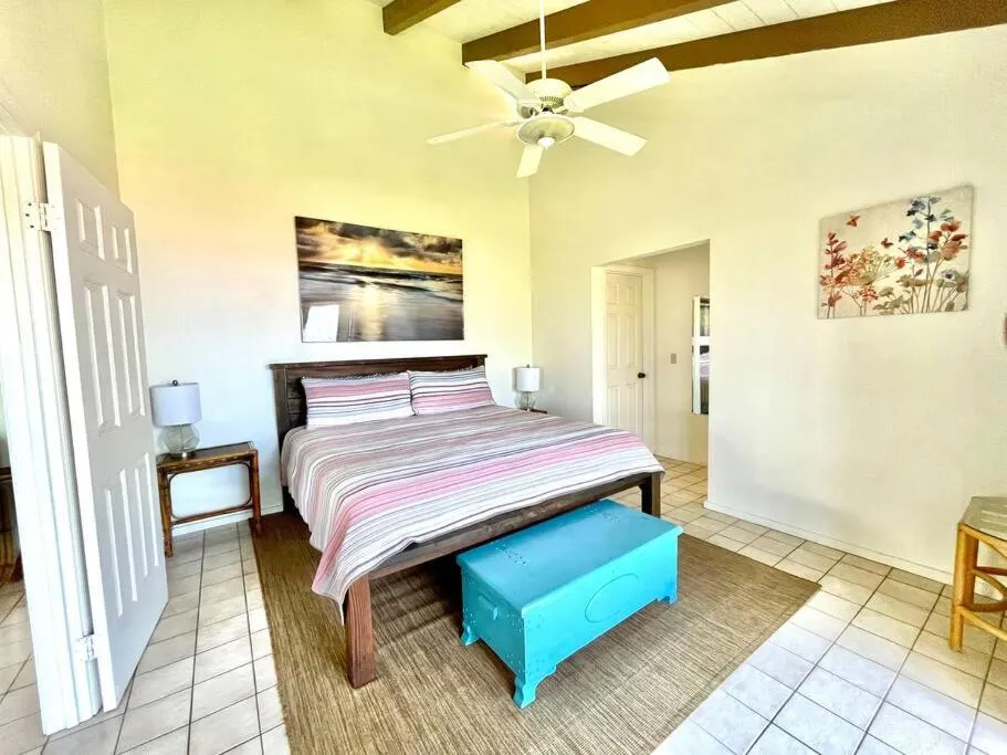 Image 2 of King Palm Ocean views King bed walk to beach Free WIFI parking BBQ