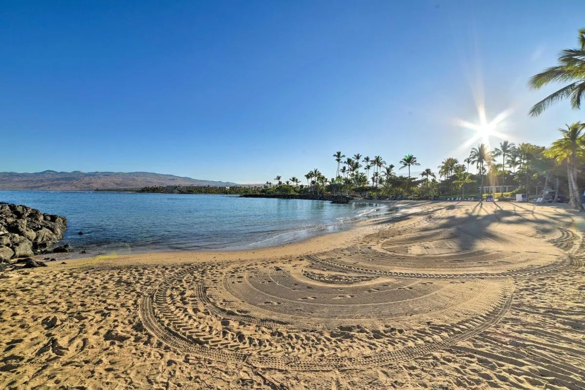 Image 1 of Kona Coast Condo with Lanai and Outdoor Kitchen!