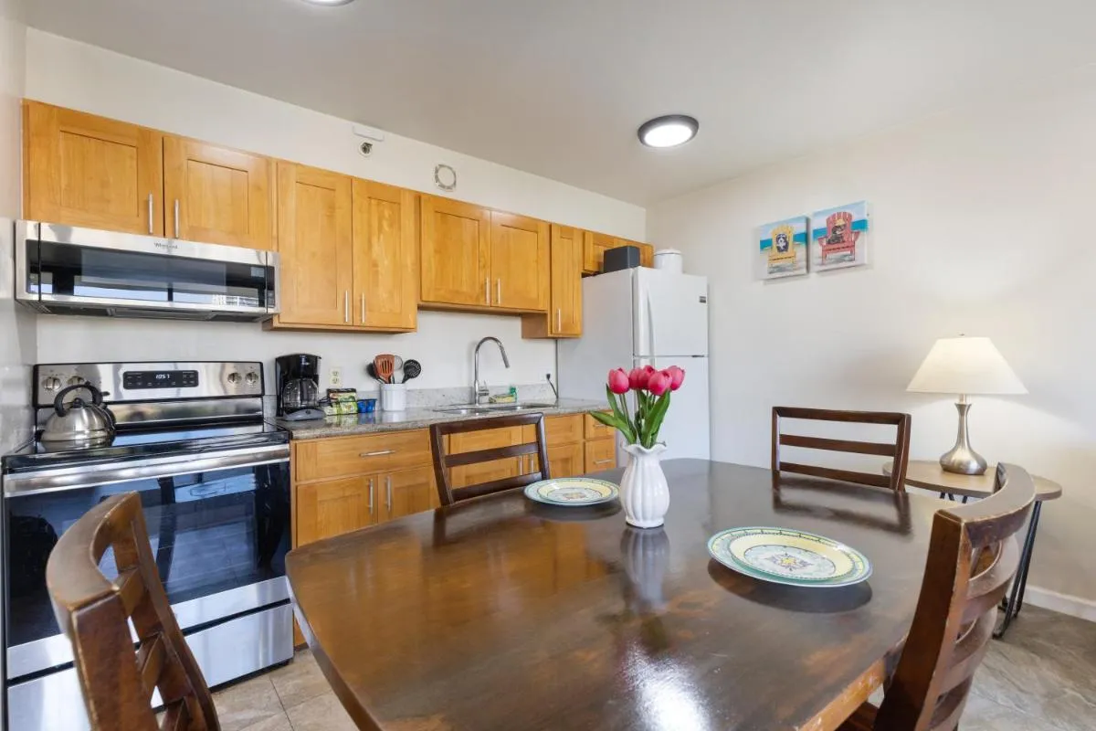 Image 4 of Light & Airy 8th Floor Ocean View Condo with Lanai condo
