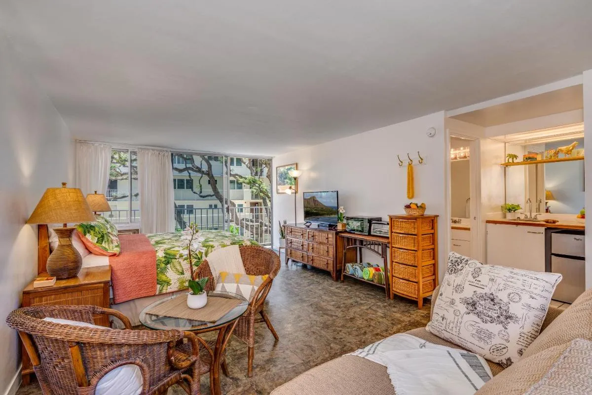Image 2 of @ Marbella Lane – Breezy Studio@Diamond Head Beach Hotel