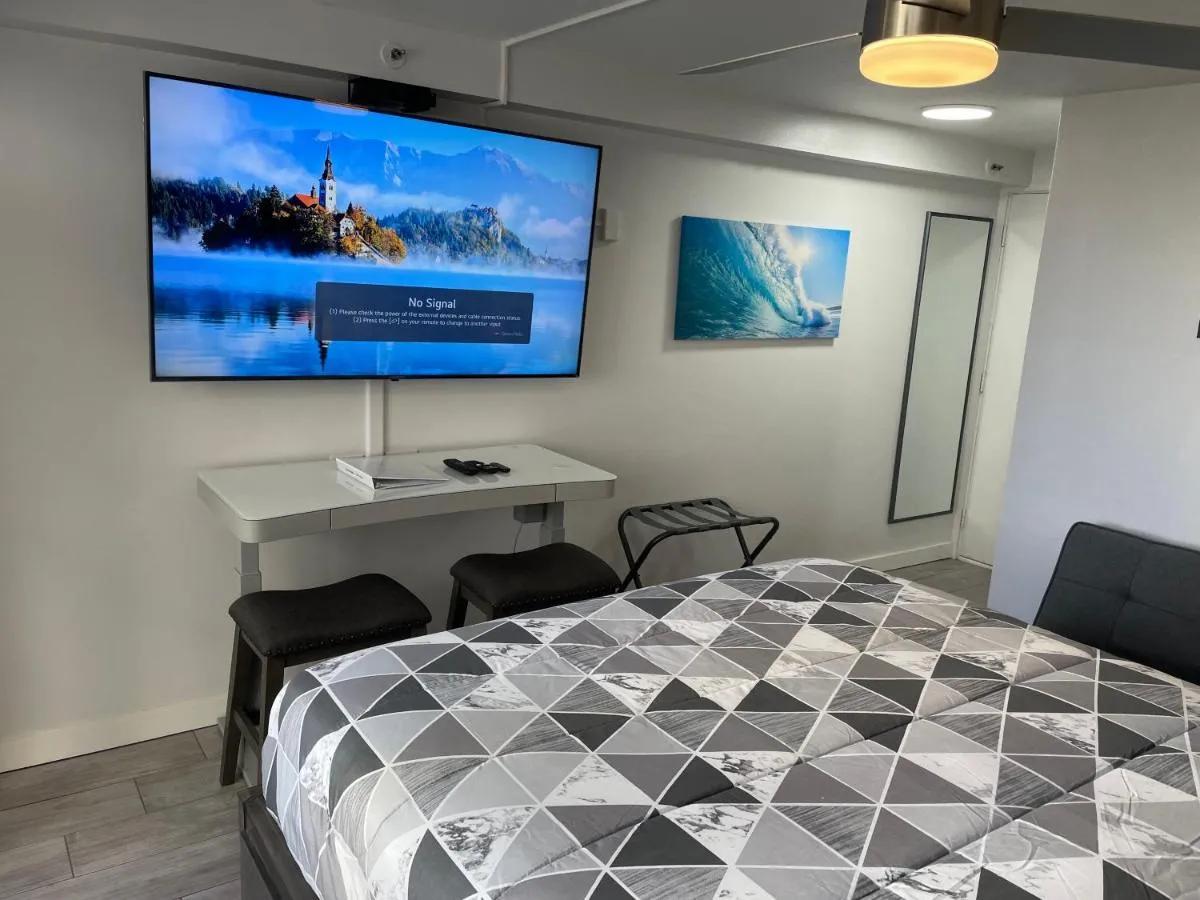 Image 2 of Modern Ocean View Studio – Waikiki Paradise!