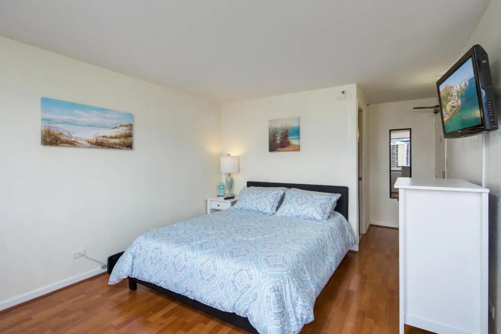 Image of Modern Waikiki Sleek Studio