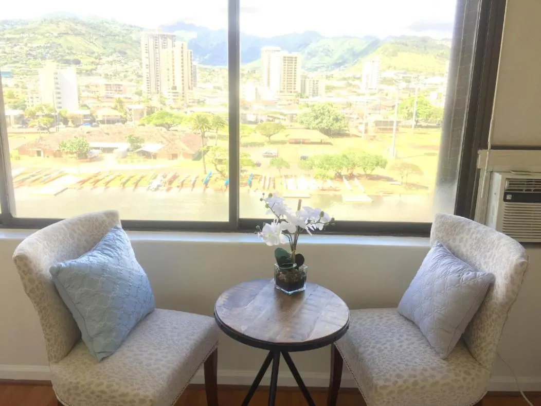 Image 1 of Modern Waikiki Sleek Studio