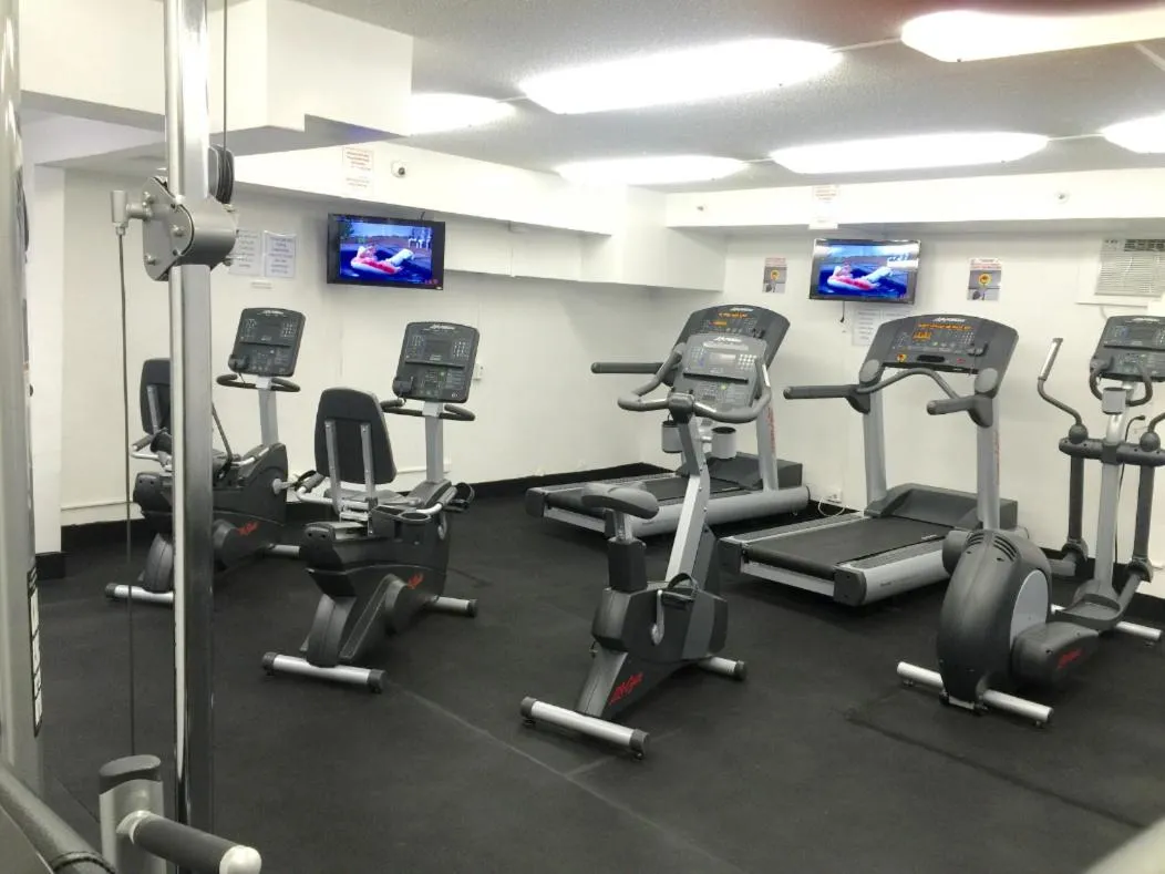 Image 4 of Modern Waikiki Sleek Studio