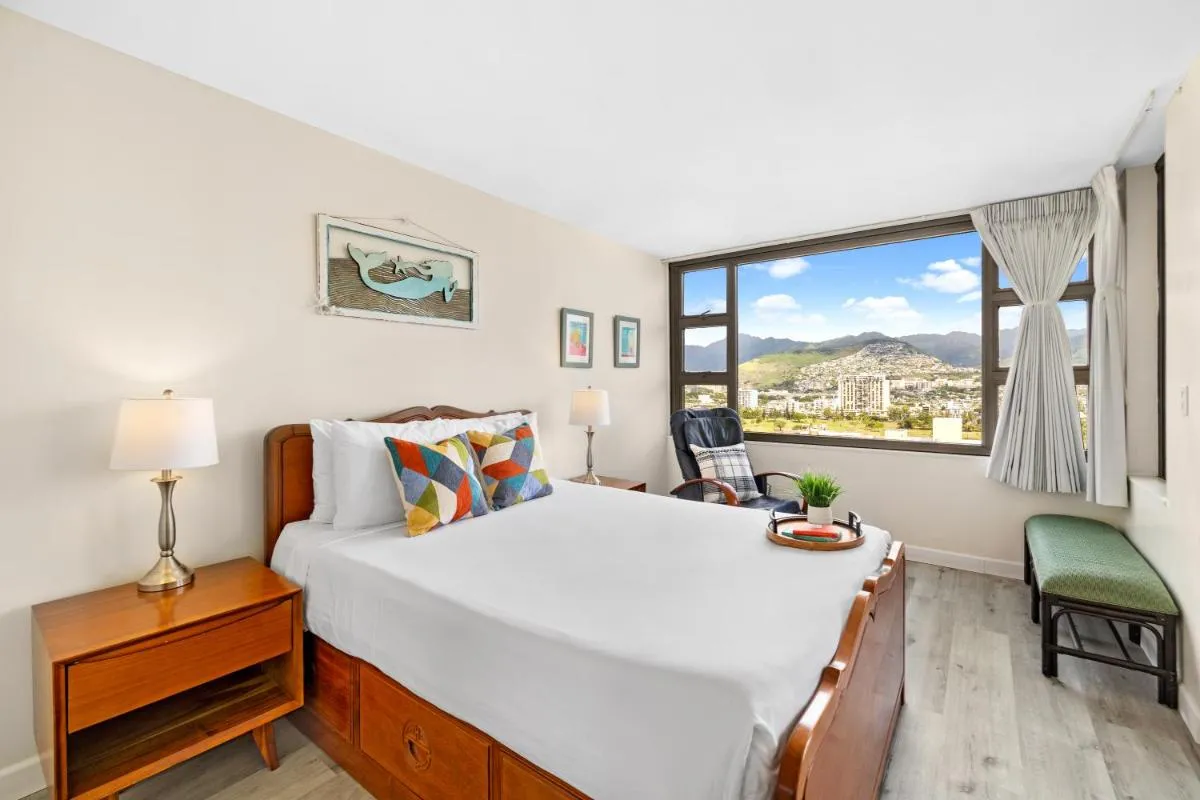 Image 3 of Mountain View, Close to Waikiki Beach with Parking