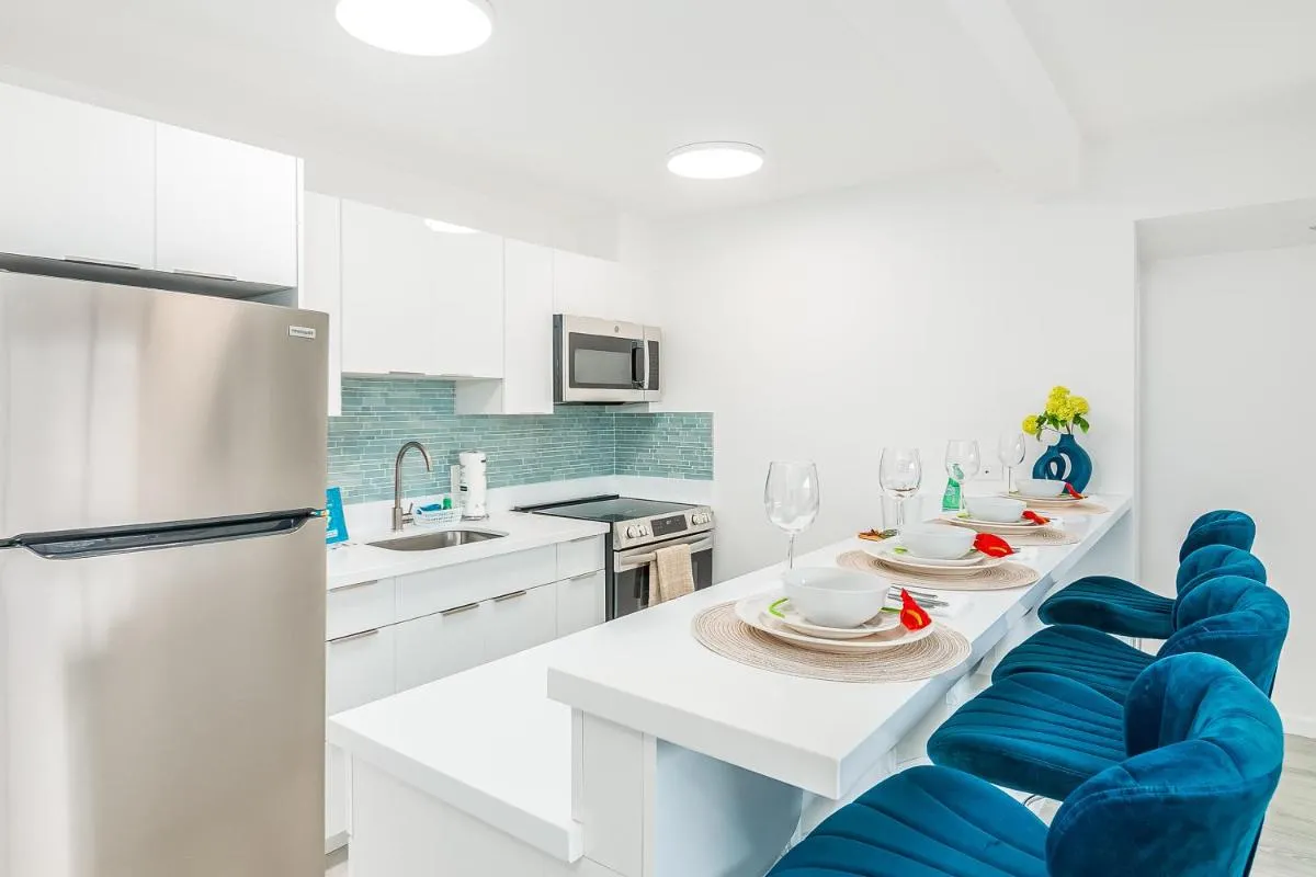 Image 4 of Newly Renovated 2 Bedroom Condo, 1 Block to Waikiki Beach, Free Parking