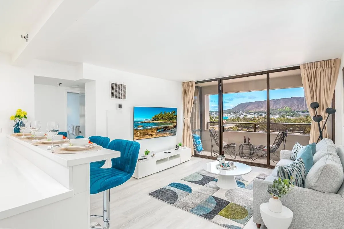 Image 6 of Newly Renovated 2 Bedroom Condo, 1 Block to Waikiki Beach, Free Parking