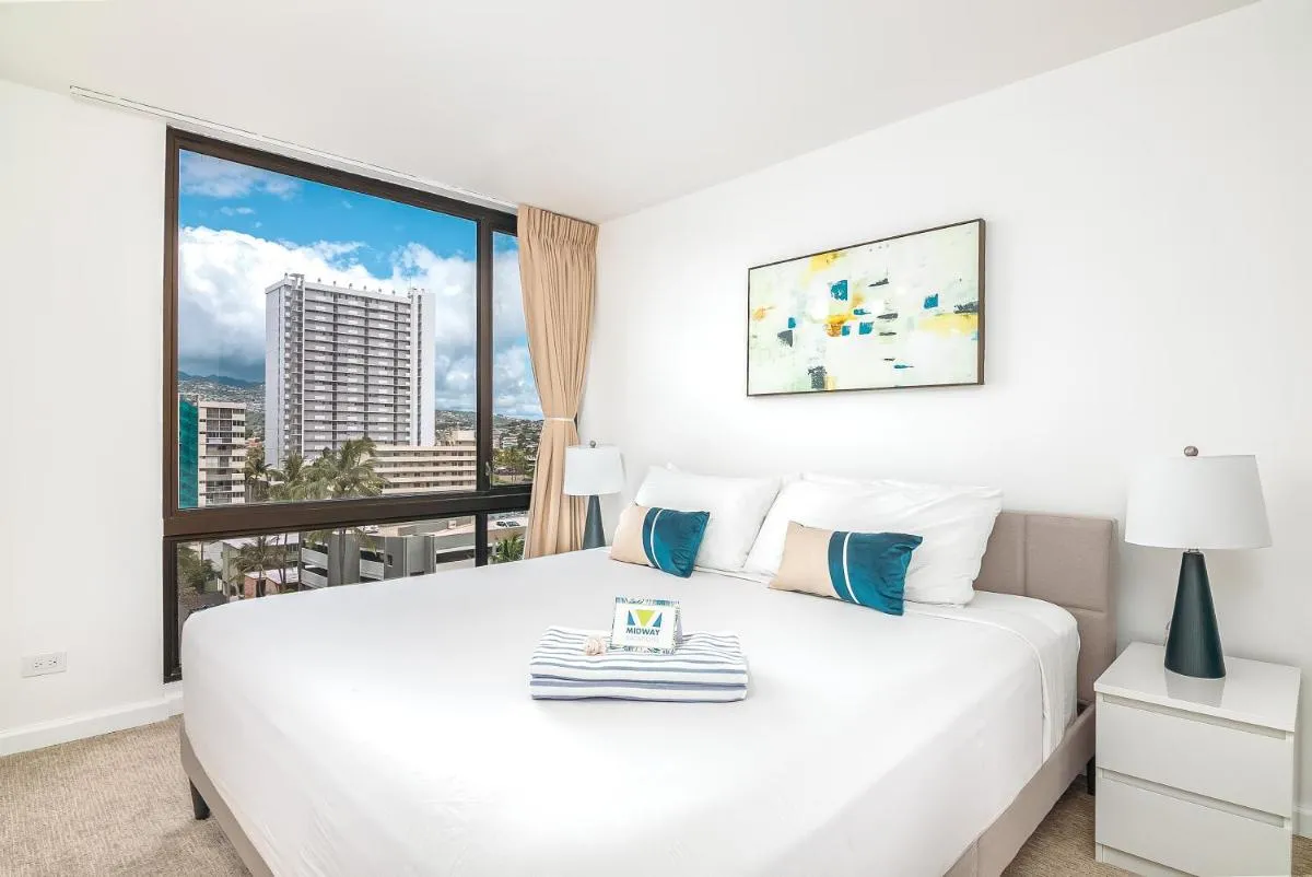 Image 2 of Newly Renovated 2 Bedroom Condo, 1 Block to Waikiki Beach, Free Parking