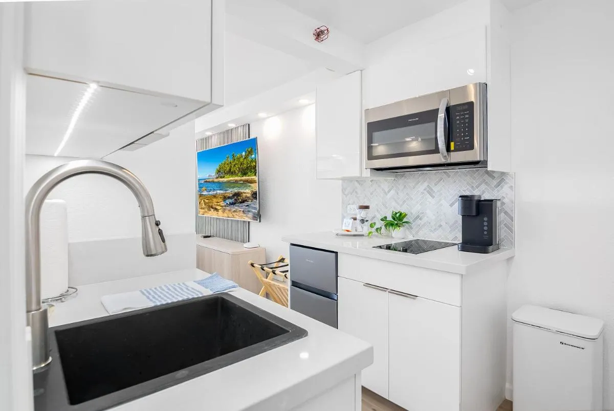 Image 3 of Newly Renovated with Ocean View Near Waikiki Beach