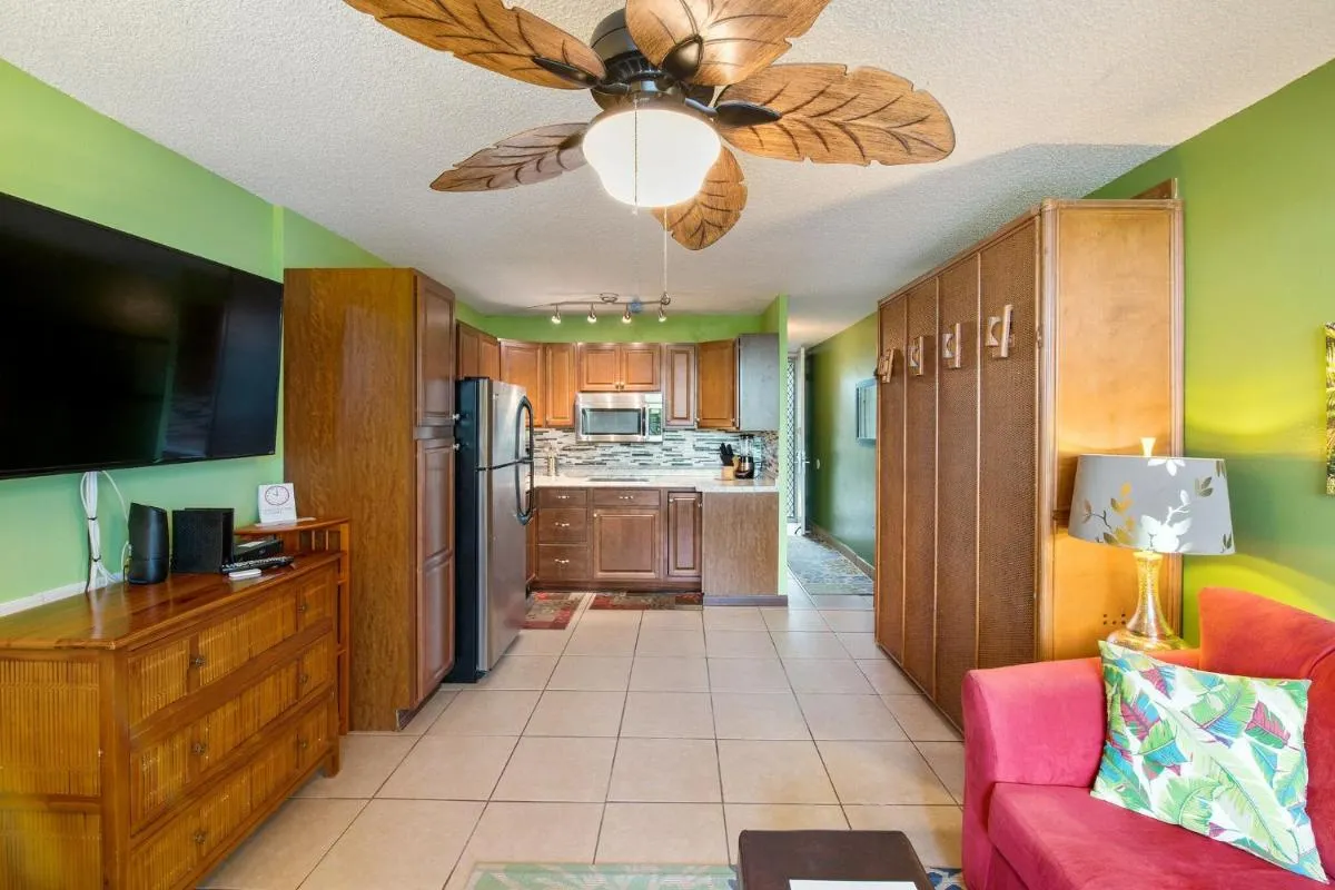 Image 2 of OUTSTANDING OCEANFRONT STUDIO – KONA ISLANDER INN CONDOS condo