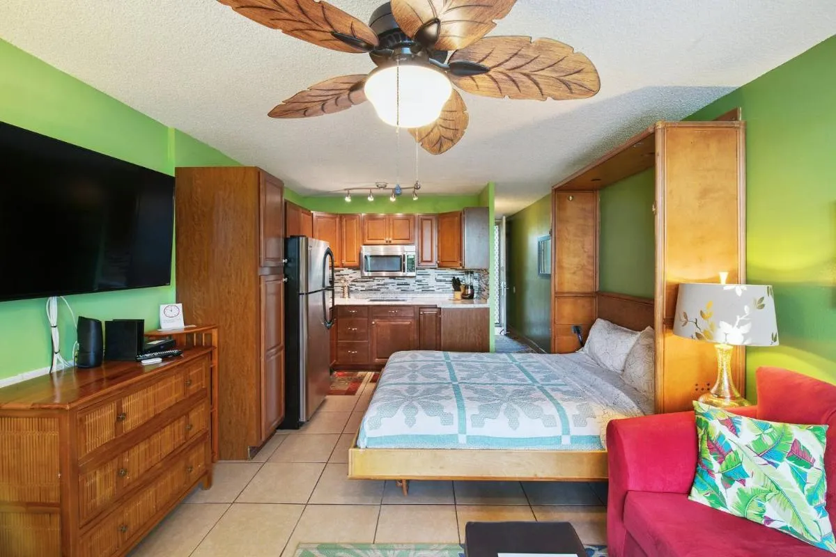 Image 3 of OUTSTANDING OCEANFRONT STUDIO – KONA ISLANDER INN CONDOS condo