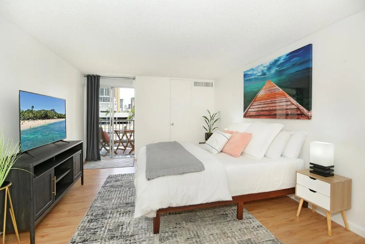 Image 2 of Oahu Tradewinds Plaza 601 condo