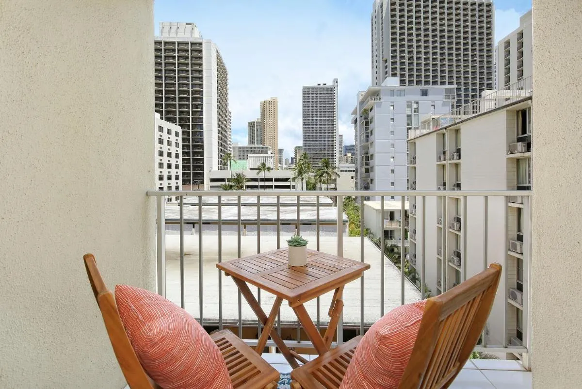 Image 3 of Oahu Tradewinds Plaza 601 condo