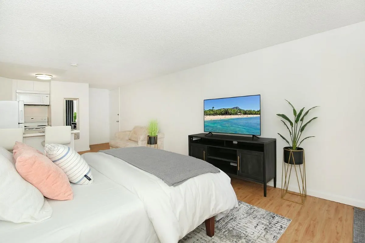 Image 6 of Oahu Tradewinds Plaza 601 condo