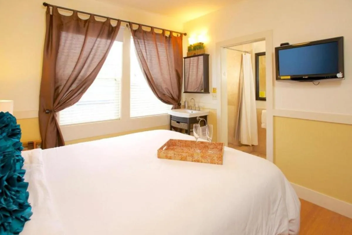Image 1 of Paia Inn
