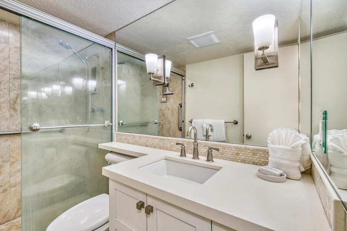 Image 3 of Punahoa Beach 201, Beautiful Renovation, Split AC