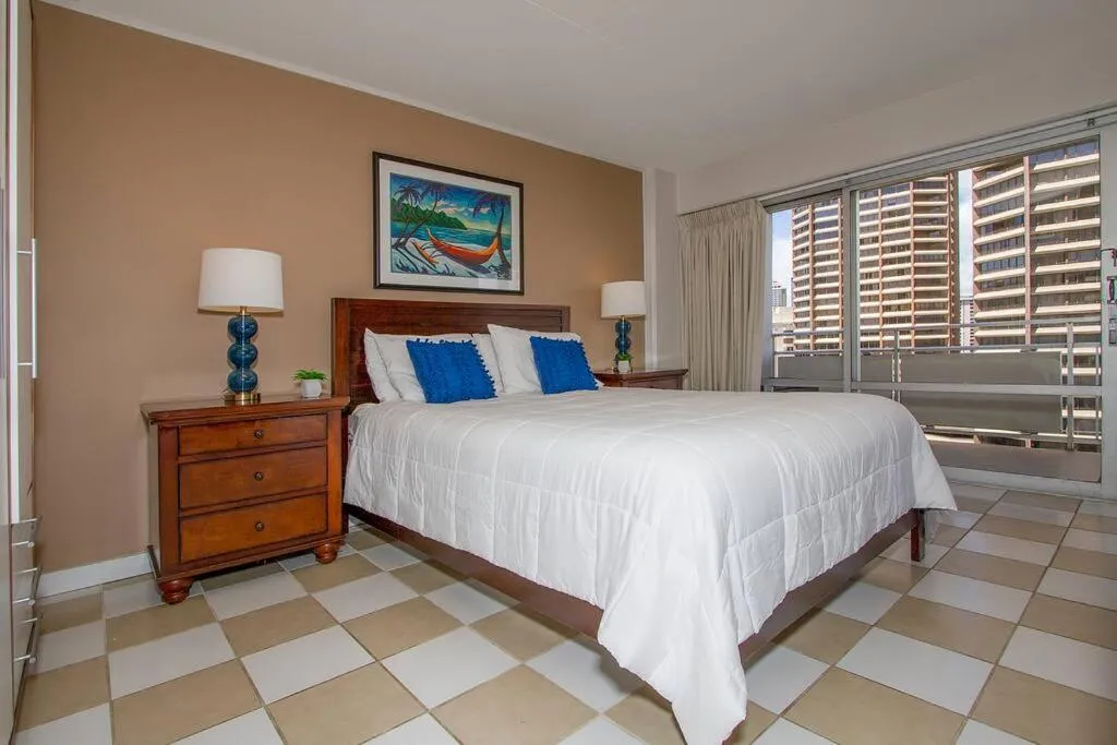 Image 2 of Resort life at a low price- Ilikai Hotel