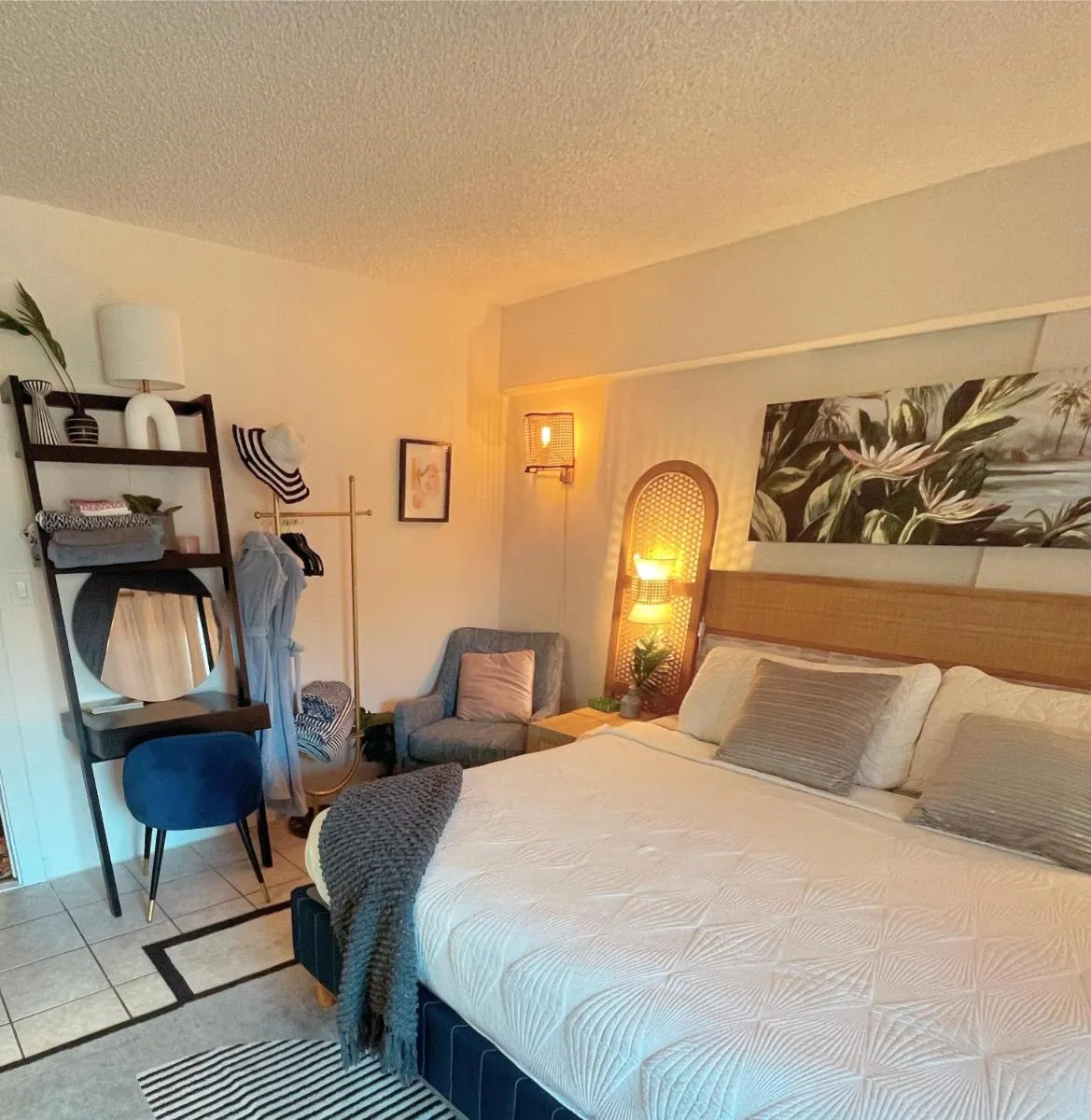 Image 3 of Seashore Waikiki studio 1 block from a beach No Resort Fees