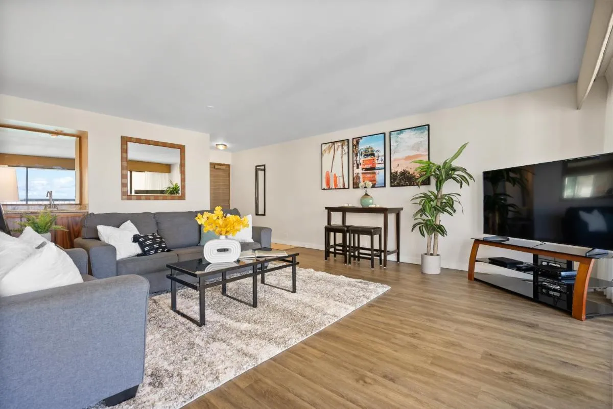Image 2 of Spacious Waikiki Beach 2BR-Ocean View-Free Parking