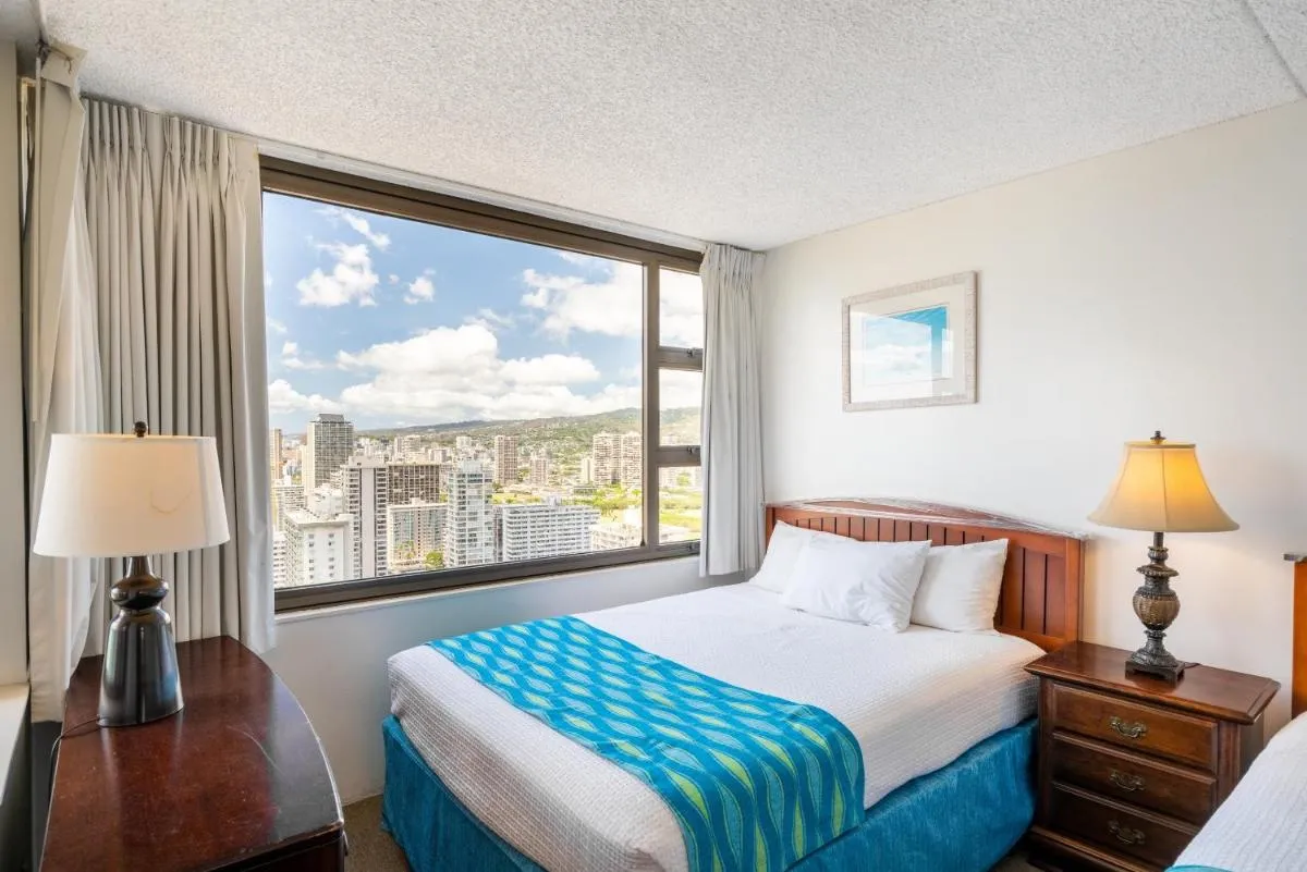 Image 2 of Standard Ocean View Condo – 35th floor views, Free parking & Wifi condo