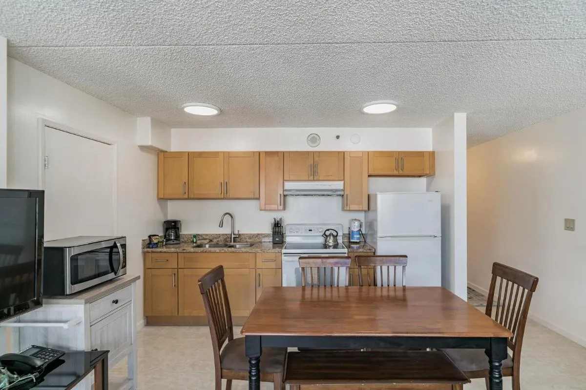 Image 3 of Standard Ocean View Condo – 35th floor views, Free parking & Wifi condo