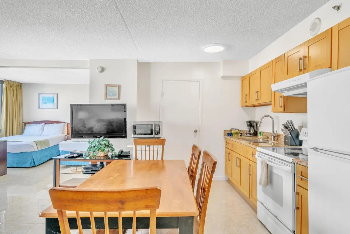 Image 4 of Standard Ocean View Condo – 35th floor views, Free parking & Wifi condo