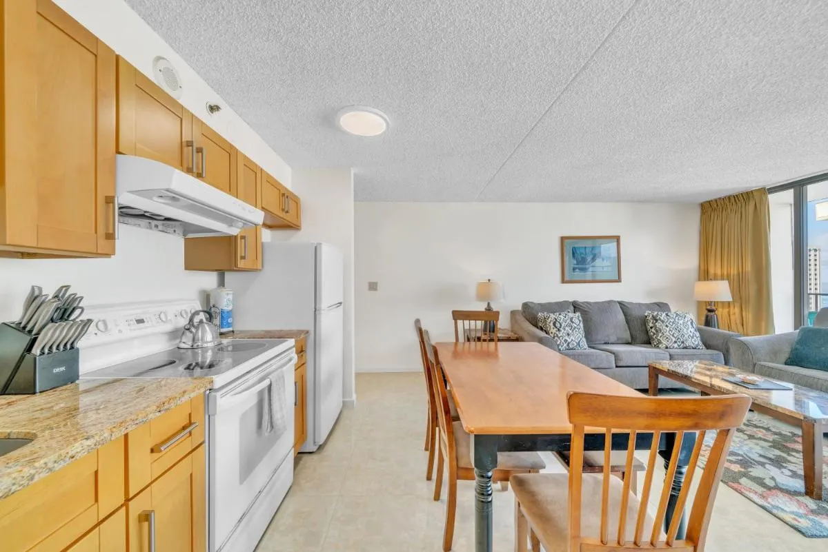 Image 6 of Standard Ocean View Condo – 35th floor views, Free parking & Wifi condo