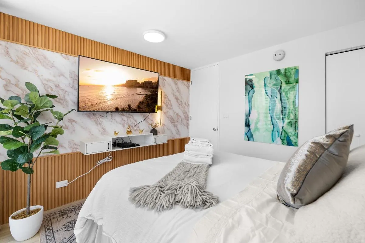 Image 6 of Stylish 1-BR Condo with Breathtaking Ocean Views