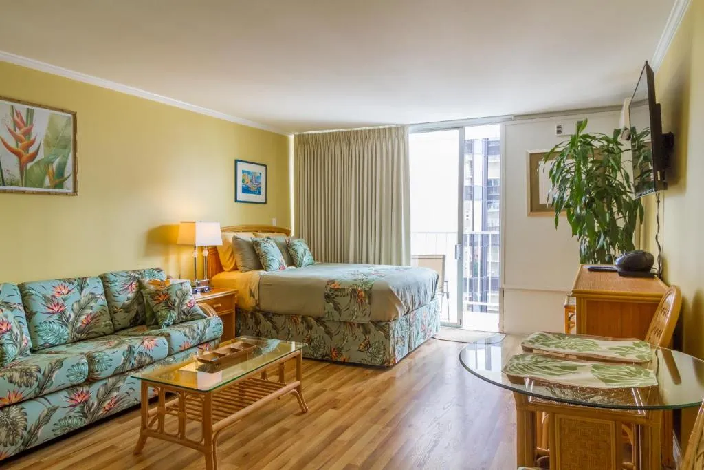 Image of Tropical Studios at Marine Surf Waikiki – FREE PARKING – BEST LOCATION – FULL KITCHEN – SWIMMING POOL