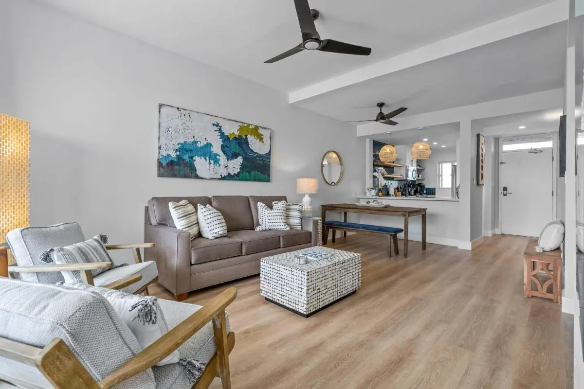 Image 6 of Upscale Oceanfront Penthouse Vistas