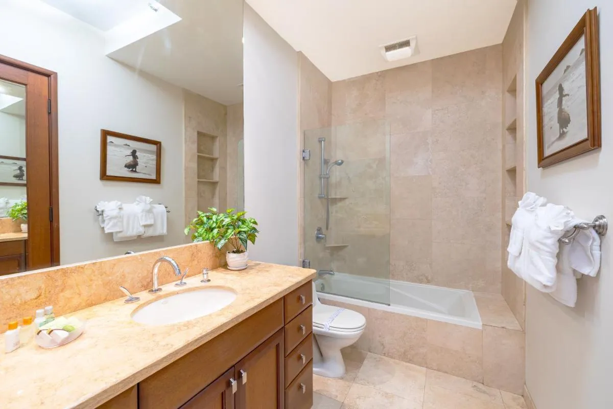 Image 4 of Upscale Penthouse with Ocean Views – Free Parking