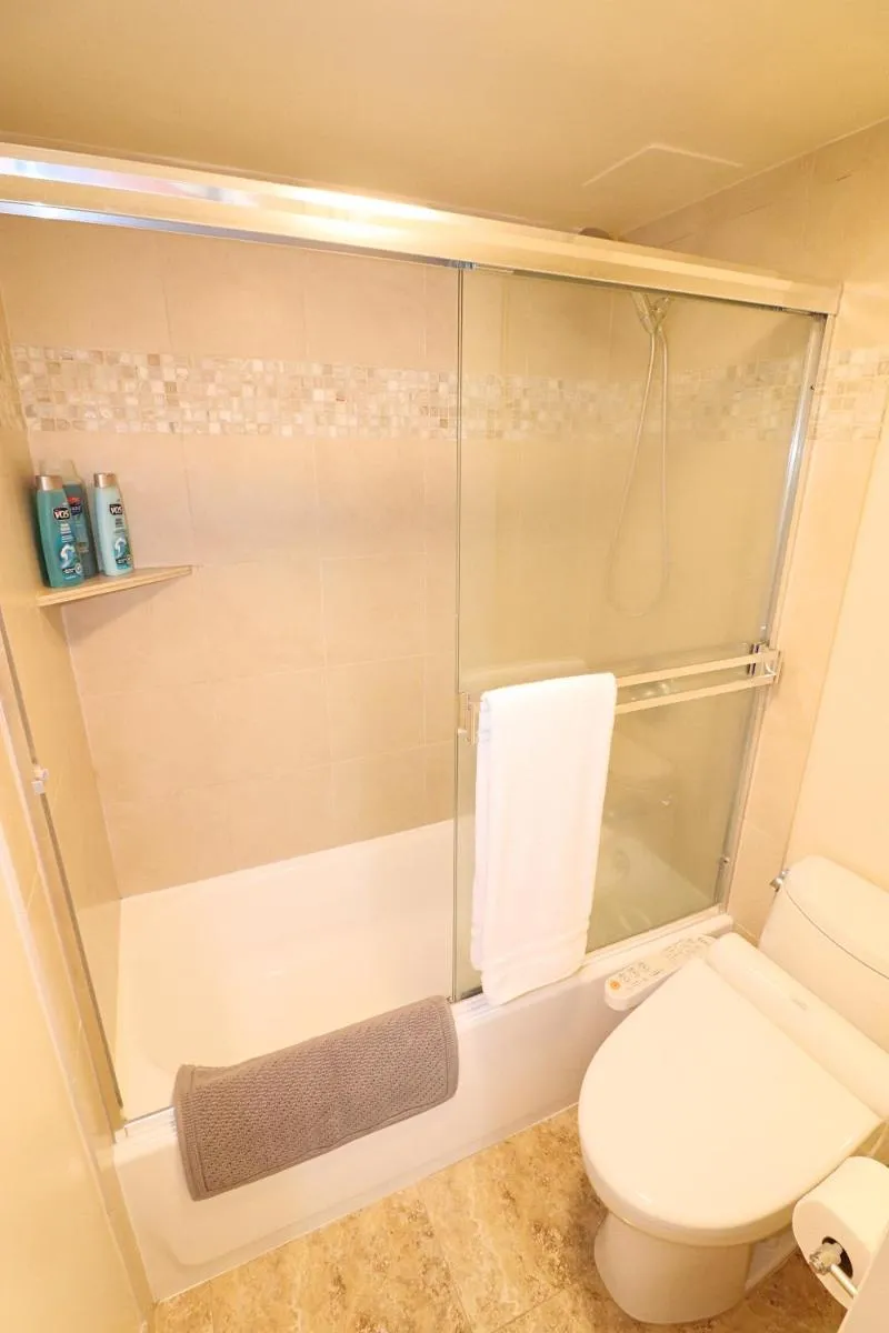 Image 6 of Waikiki 1 Bedroom w/ A/C!