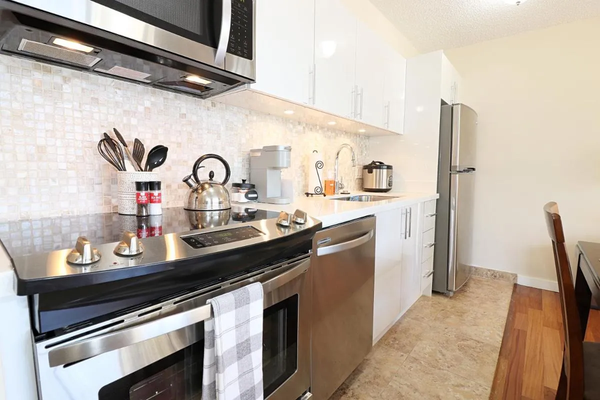 Image 1 of Waikiki 1 Bedroom w/ A/C!
