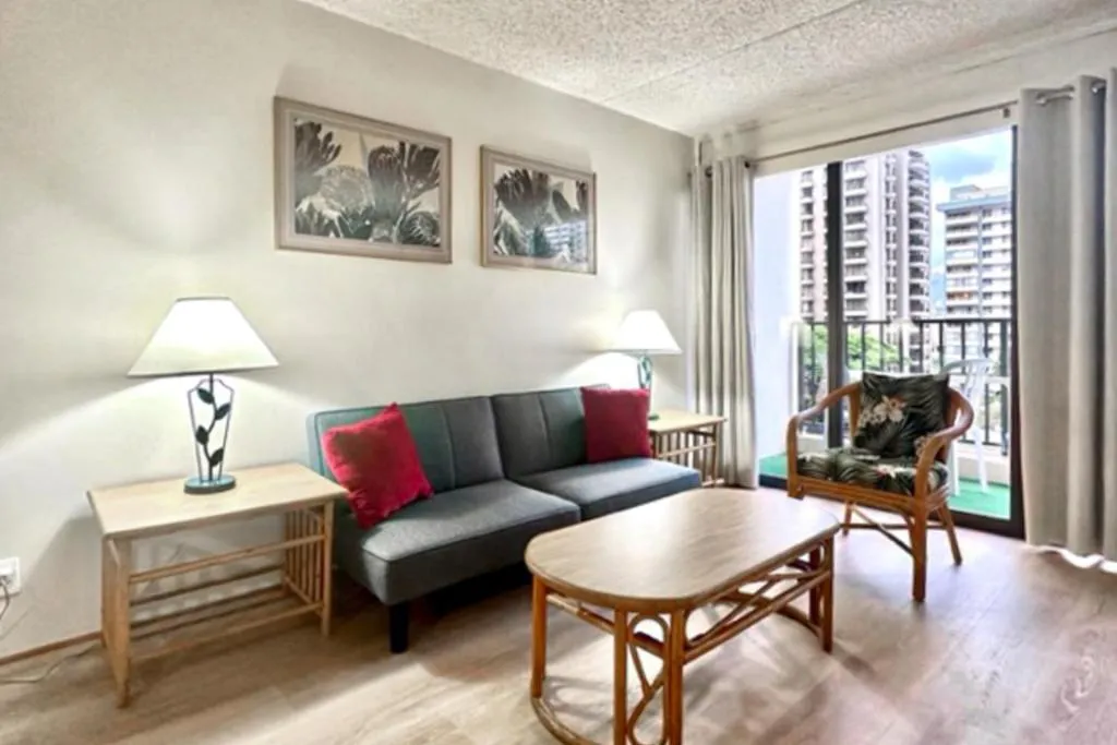 Image of Waikiki Banyan 613