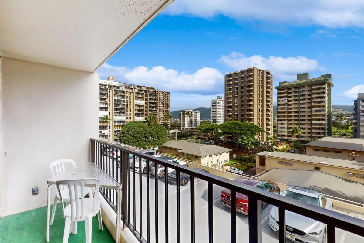 Image 1 of Waikiki Banyan 613