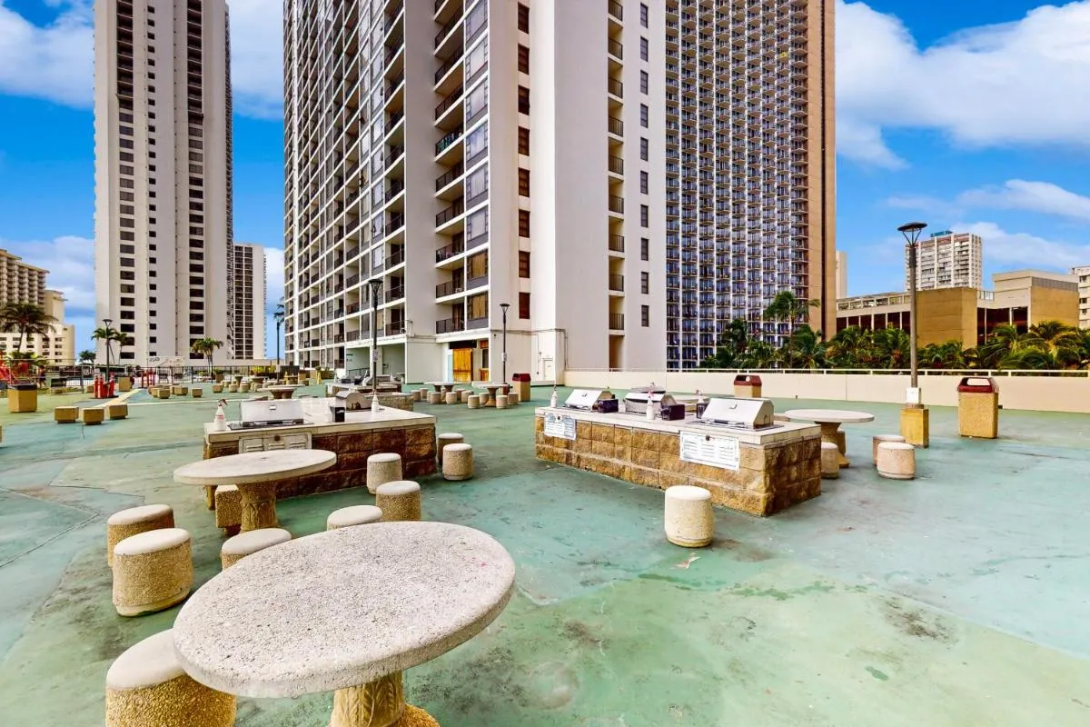 Image 2 of Waikiki Banyan 613