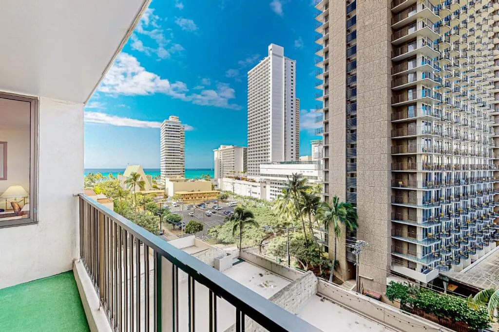Image of Waikiki Banyan #908