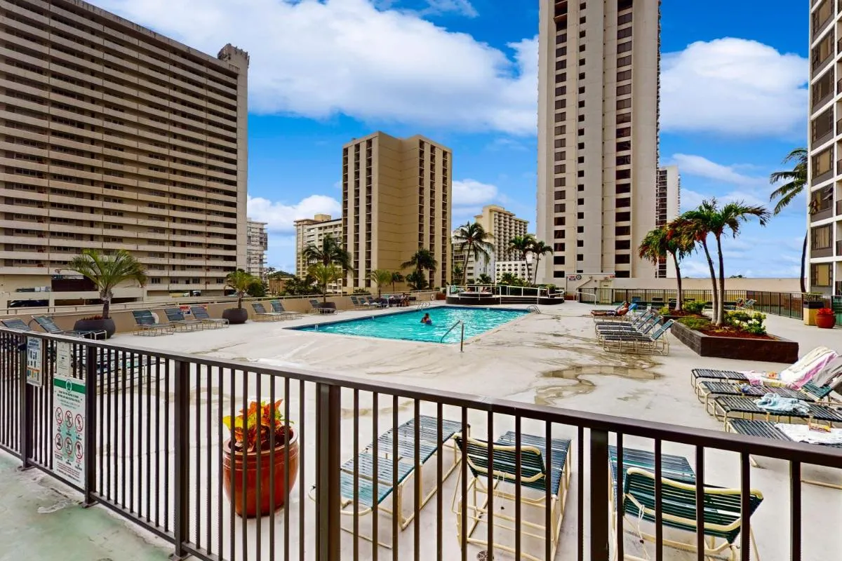 Image 2 of Waikiki Banyan #908
