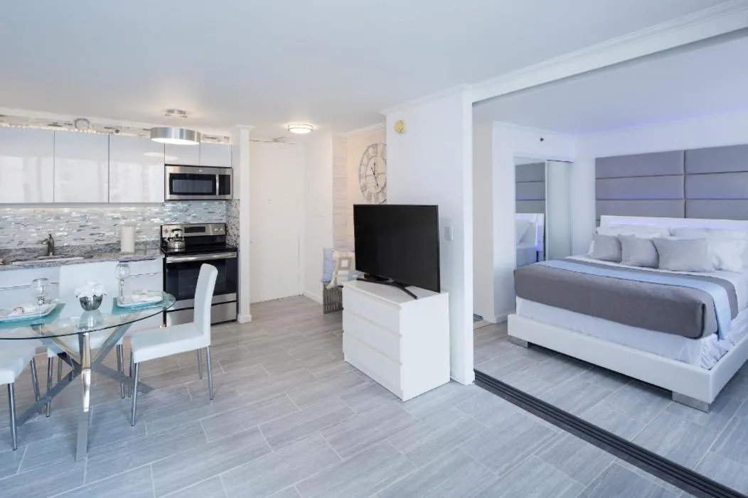 Image 5 of Waikiki Banyan Modern One Bedroom Free Parking