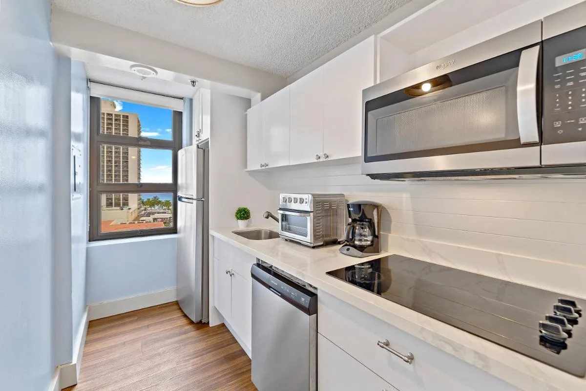 Image 4 of Waikiki Banyan Ocean View Close to Beach with Parking