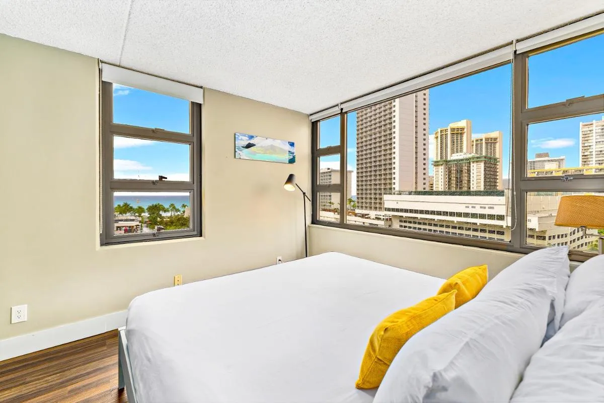 Image 2 of Waikiki Banyan Ocean View Close to Beach with Parking