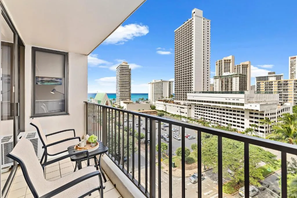 Image of Waikiki Banyan Ocean View Close to Beach with Parking