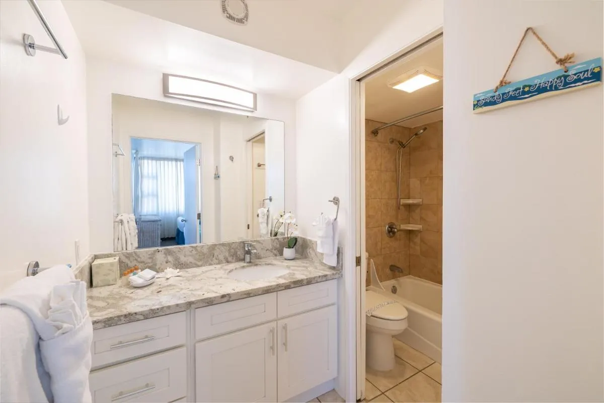 Image 4 of Waikiki Escapade Mountain Views Condo, Steps to Beach with Parking Perk