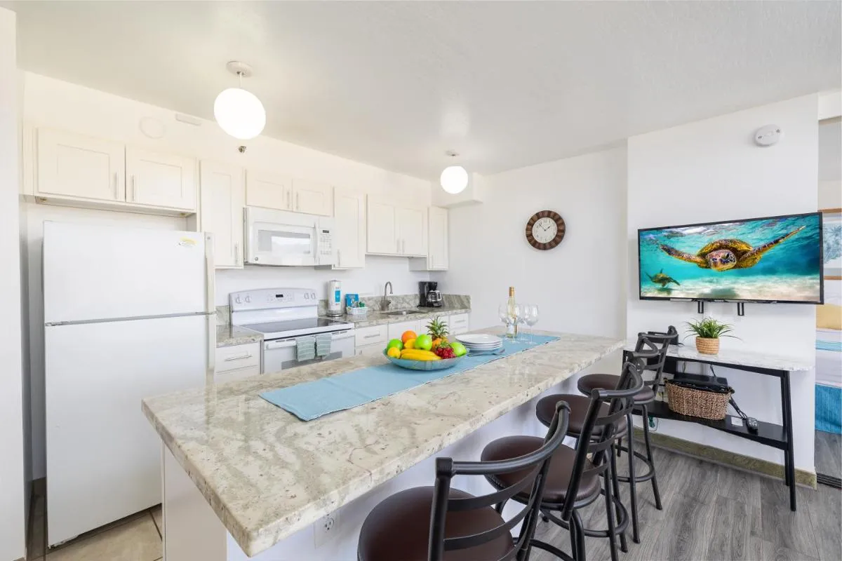 Image 3 of Waikiki Escapade Mountain Views Condo, Steps to Beach with Parking Perk