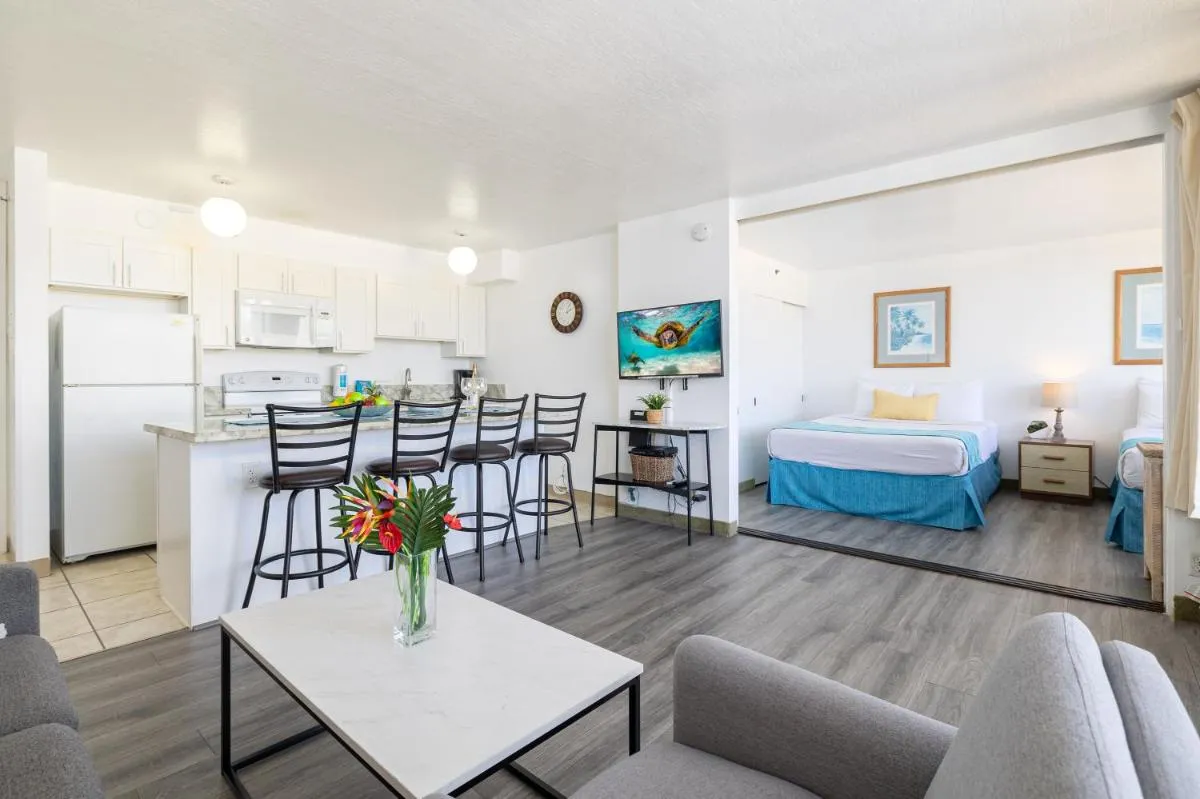 Image 6 of Waikiki Escapade Mountain Views Condo, Steps to Beach with Parking Perk