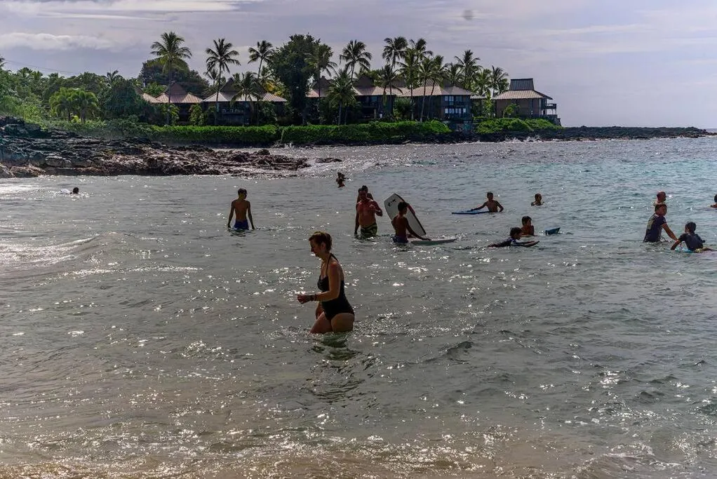Image 2 of Wonderful Modern Oceanfront Condo – Hale Kona Kai 408 by Casago Kona