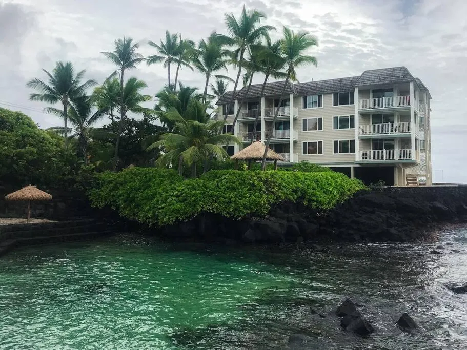 Image 3 of Wonderful Modern Oceanfront Condo – Hale Kona Kai 408 by Casago Kona