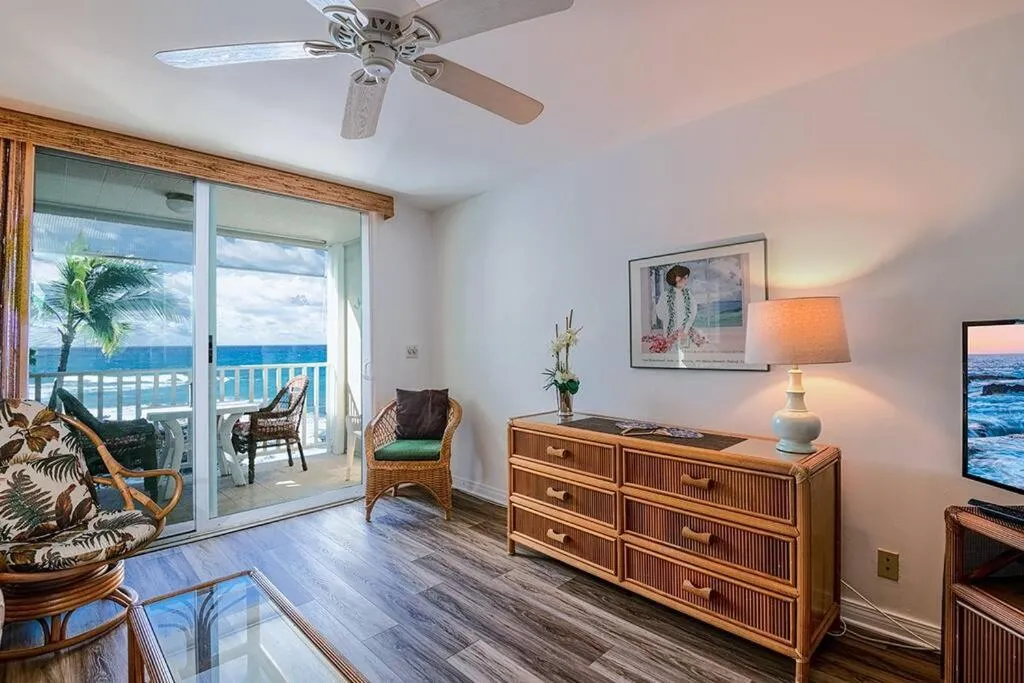 Image 5 of Wonderful Modern Oceanfront Condo – Hale Kona Kai 408 by Casago Kona
